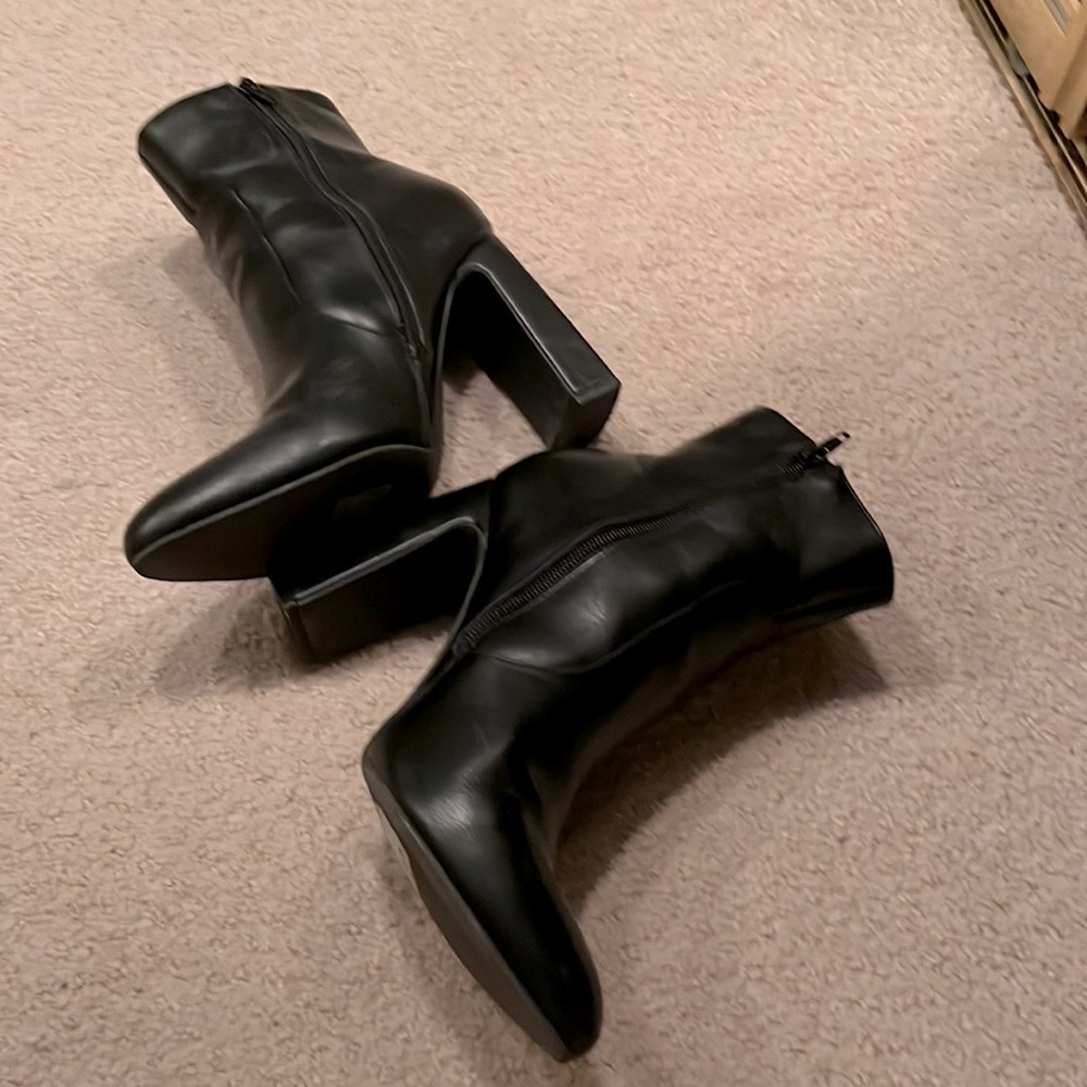 Hey! We’re looking at US size 10. Black boots. Stylish and sleek. Enjoy!
